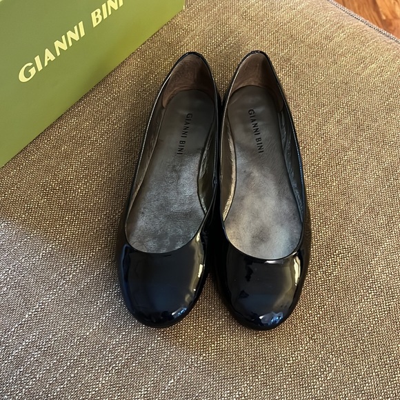 Gianni Bini Flat Shoes - Picture 2 of 4
